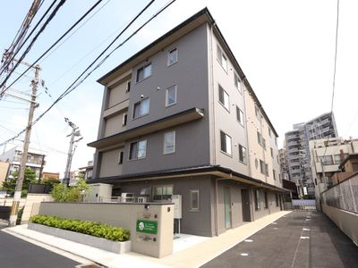 建物と駐車場の外観