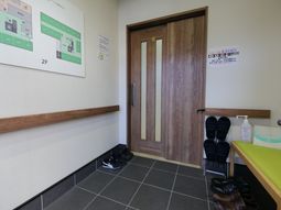 清潔な廊下と案内板