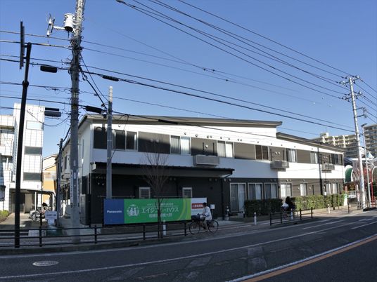 街中の建物外観