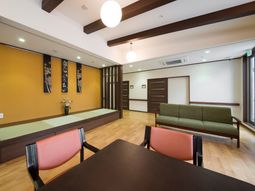 落ち着いた色合いのラウンジ