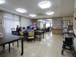 共有スペースで過ごす人々