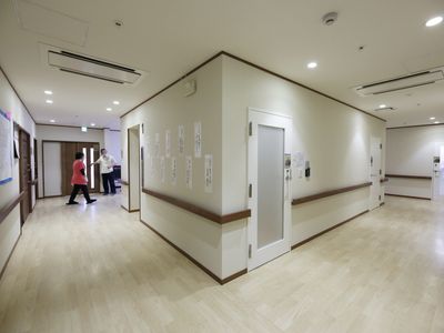 清潔な廊下と人々