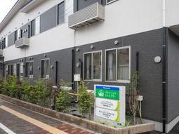 シンプルな外観の建物