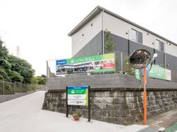 建物の外観と案内看板