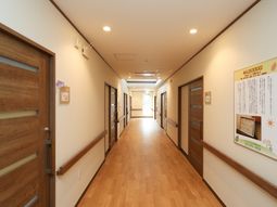 廊下が明るく清潔感がある