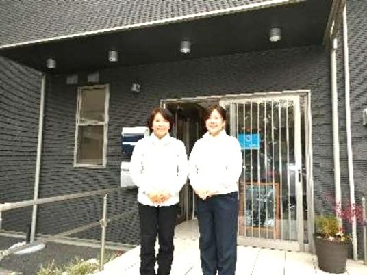 スタッフが立つエントランス  