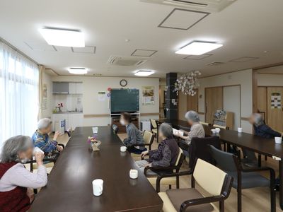 広々とした明るい食堂