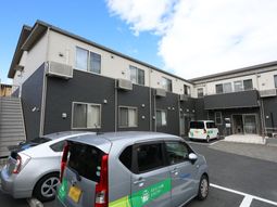 黒い外壁の建物外観