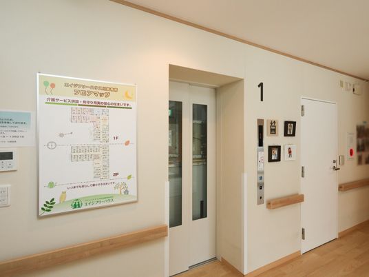 廊下の案内板と扉