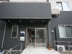 落ち着いた色のエントランス