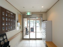 明るいエントランス風景