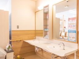 明るい洗面台の空間