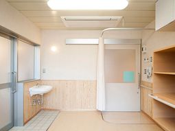 明るい居室の一角