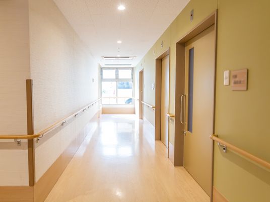 明るい廊下と部屋の扉