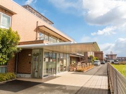 明るい日差しのエントランス