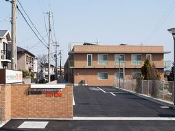 明るい外観の建物