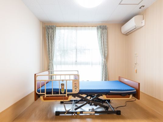 快適な居室のベッド