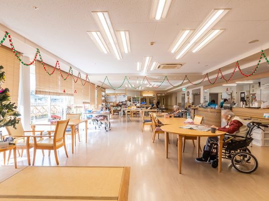 装飾された広々ダイニング