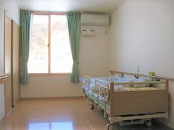 明るい窓辺の居室