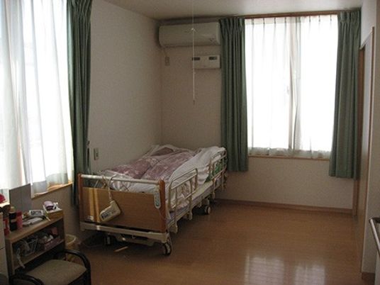 明るい居室のベッド  