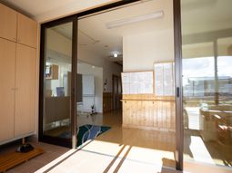 自然光あふれる廊下  