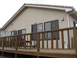 明るいデイルームの外観