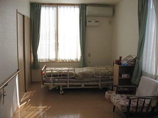 明るい居室の窓辺  