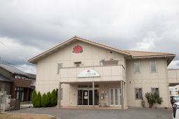 落ち着いた色合いの外観