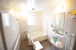 快適な設備の浴室