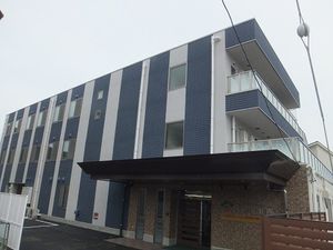 青い壁の建物外観