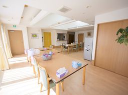 明るい共有ダイニングエリア