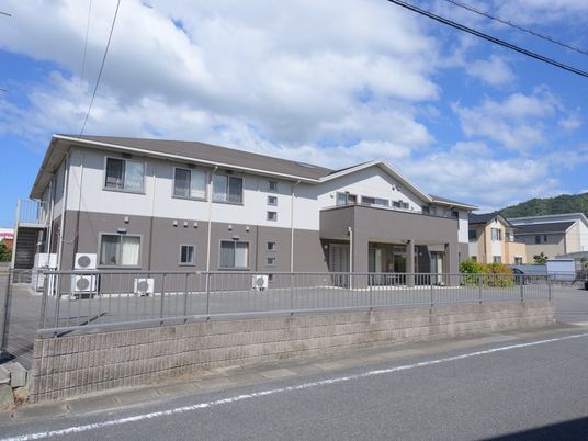 施設のきれいな外観
