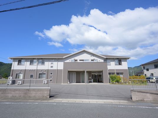 明るい外観の建物
