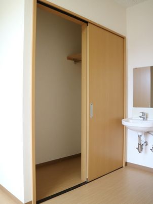 シンプルな木製クローゼット