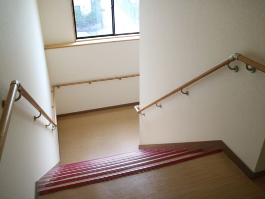 バリアフリー設計の廊下