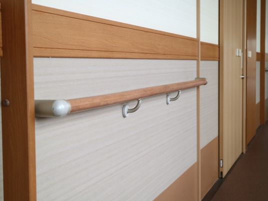 廊下の手すりとドア