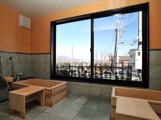 窓から見える景色の浴室