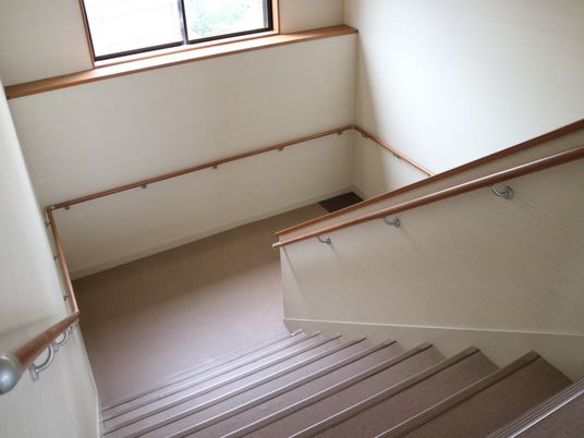 手すり付きの階段
