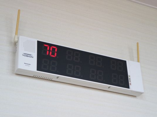 壁掛け型のデジタル時計