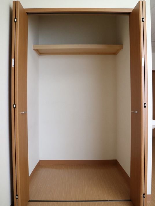 清潔な木製のクローゼット