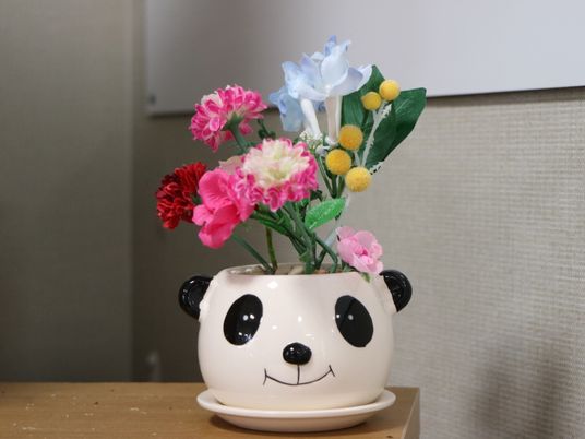 花を活けたキャラクター花瓶