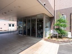 明るいエントランス前