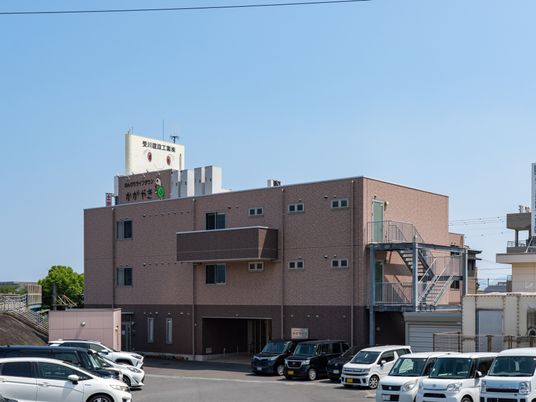 施設外観と駐車場
