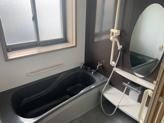 窓付き浴槽の浴室