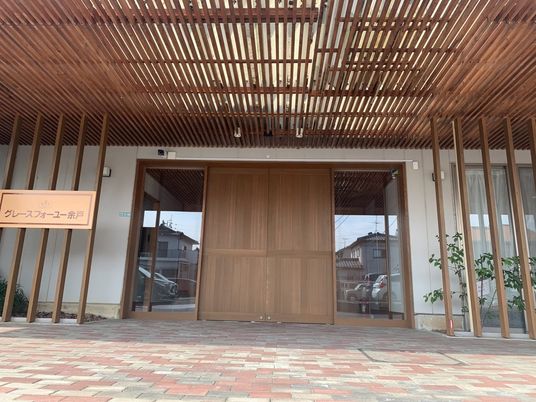 木製の大きな出入口