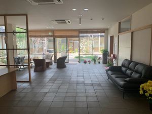 自然光が差し込むラウンジ
