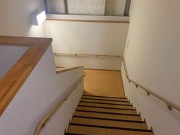 手すり付きの階段