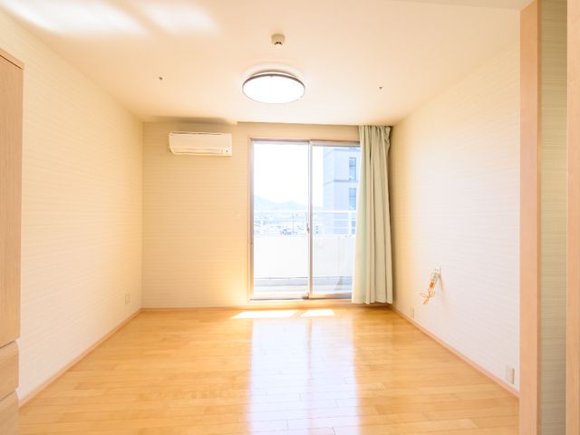 空間が広い居室 居室 陽光が差し込む広々とした居室は、日々の暮らしにゆとりと明るさをもたらします。木目調の床材が温かみを感じさせる空間です。
