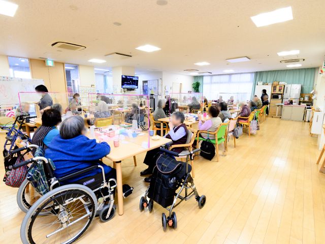 広々とした明るい食堂 共有スペース 広くて清潔感のある空間で、利用者の方々が食事やおしゃべりを楽しまれています。快適な環境で支援のできる職場をお探しの方には最適です。