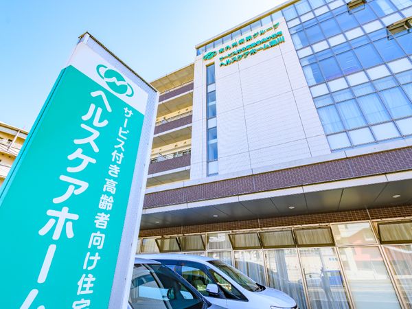 明るい建物のエントランス